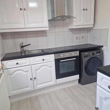 Studio Flat On Straight Road, Harold Hill, Havering Ngoại thất bức ảnh