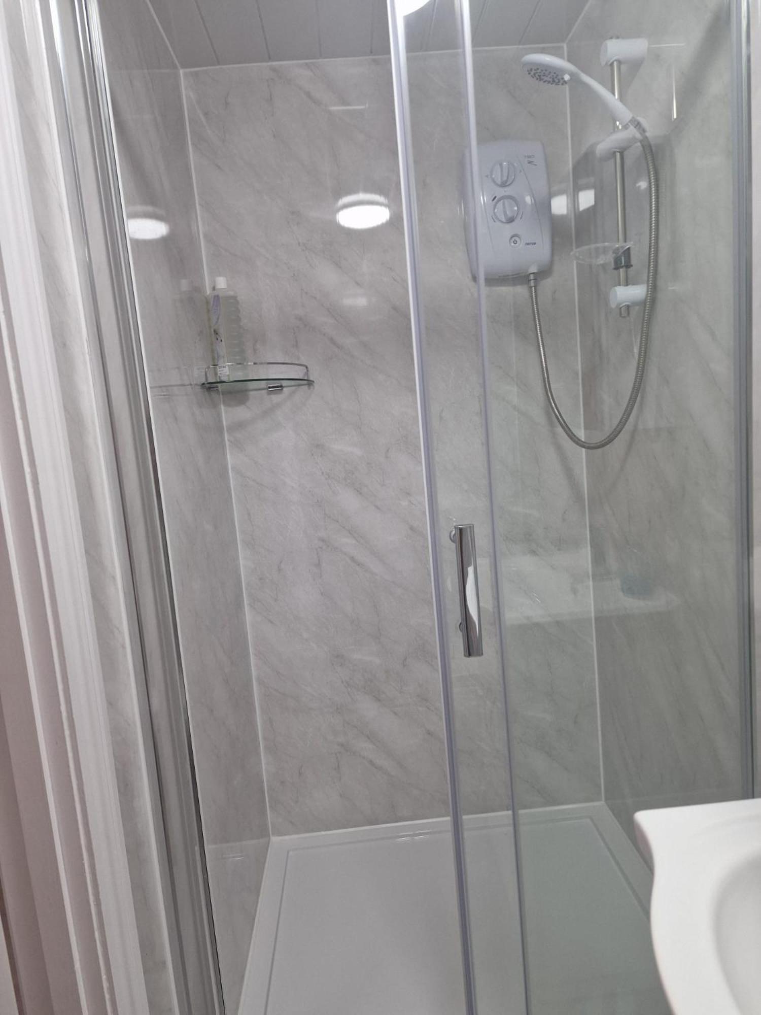 Studio Flat On Straight Road, Harold Hill, Havering Ngoại thất bức ảnh