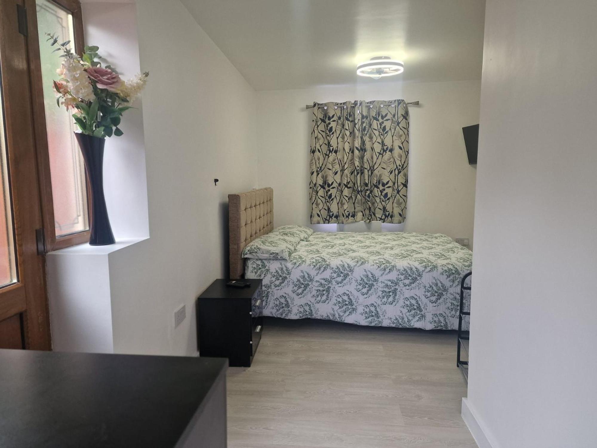 Studio Flat On Straight Road, Harold Hill, Havering Ngoại thất bức ảnh