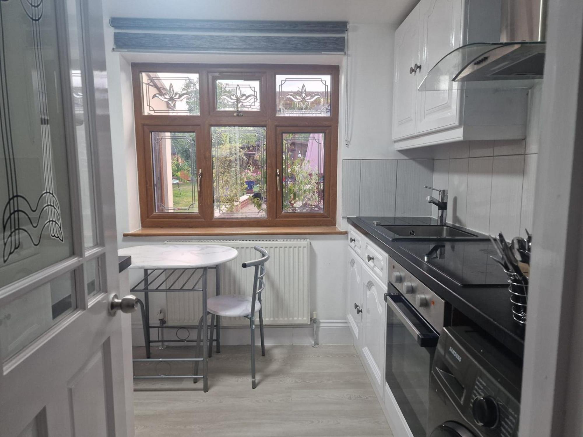 Studio Flat On Straight Road, Harold Hill, Havering Ngoại thất bức ảnh